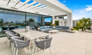 Villa moderne prête à être emménagée, à vendre avec vue sur la mer, dans un quartier de villas à la frontière de Mijas et de Marbella 46116 