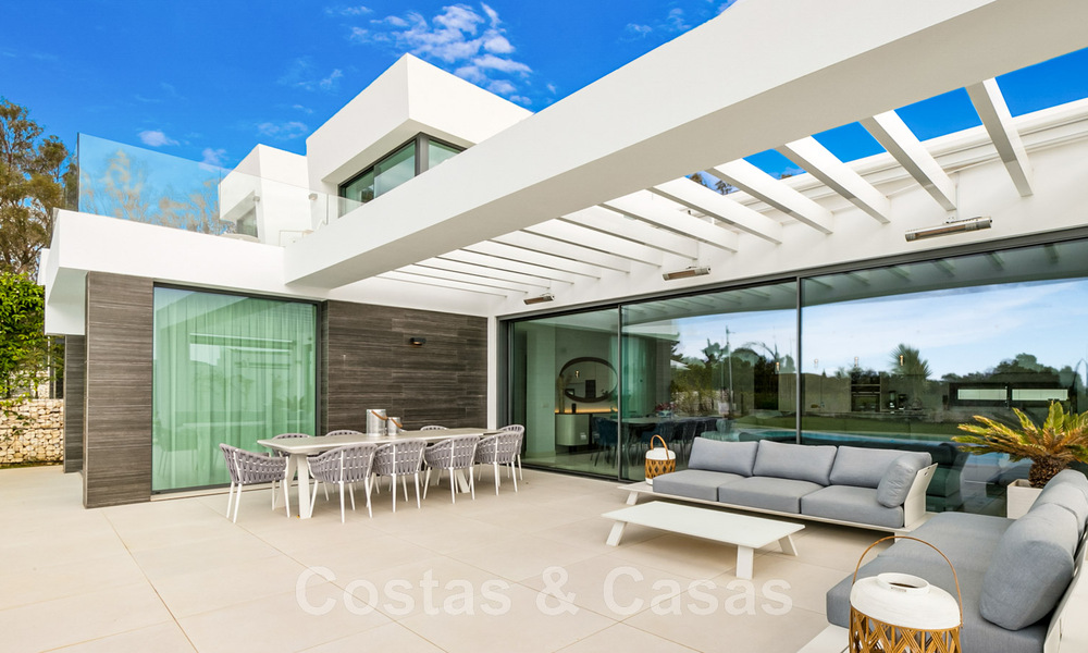 Villa moderne prête à être emménagée, à vendre avec vue sur la mer, dans un quartier de villas à la frontière de Mijas et de Marbella 46117