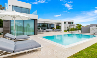 Villa moderne prête à être emménagée, à vendre avec vue sur la mer, dans un quartier de villas à la frontière de Mijas et de Marbella 46118 