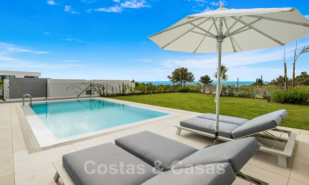 Villa moderne prête à être emménagée, à vendre avec vue sur la mer, dans un quartier de villas à la frontière de Mijas et de Marbella 46119