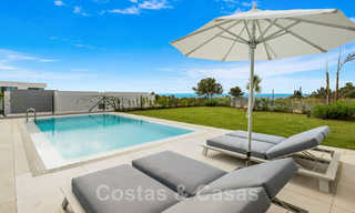 Villa moderne prête à être emménagée, à vendre avec vue sur la mer, dans un quartier de villas à la frontière de Mijas et de Marbella 46119 