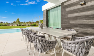 Villa moderne prête à être emménagée, à vendre avec vue sur la mer, dans un quartier de villas à la frontière de Mijas et de Marbella 46120 