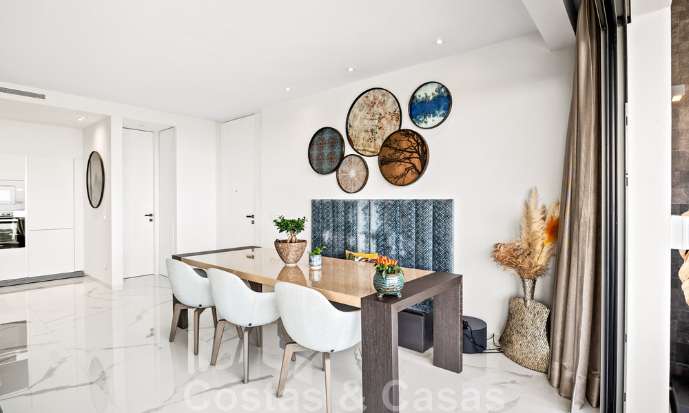Appartement contemporain de 3 chambres à coucher, prêt à être emménagé, à vendre avec une vue imprenable sur la mer dans les collines de Benahavis - Marbella 46131