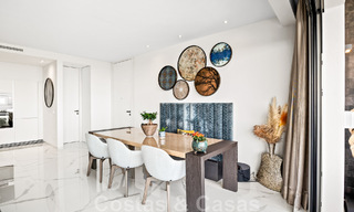 Appartement contemporain de 3 chambres à coucher, prêt à être emménagé, à vendre avec une vue imprenable sur la mer dans les collines de Benahavis - Marbella 46131 