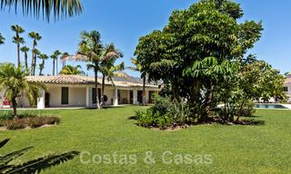 Villa traditionnelle espagnole de luxe à vendre, sur une deuxième ligne de golf dans un quartier résidentiel prestigieux de Nueva Andalucia, Marbella 46501 
