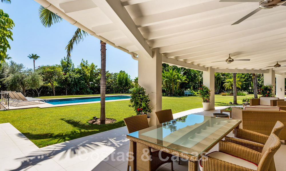 Villa traditionnelle espagnole de luxe à vendre, sur une deuxième ligne de golf dans un quartier résidentiel prestigieux de Nueva Andalucia, Marbella 46503