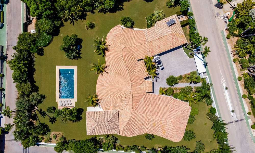 Villa traditionnelle espagnole de luxe à vendre, sur une deuxième ligne de golf dans un quartier résidentiel prestigieux de Nueva Andalucia, Marbella 46505