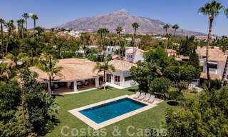 Villa traditionnelle espagnole de luxe à vendre, sur une deuxième ligne de golf dans un quartier résidentiel prestigieux de Nueva Andalucia, Marbella 46507 