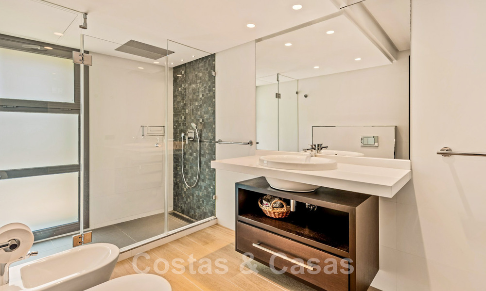 Villa traditionnelle espagnole de luxe à vendre, sur une deuxième ligne de golf dans un quartier résidentiel prestigieux de Nueva Andalucia, Marbella 46524