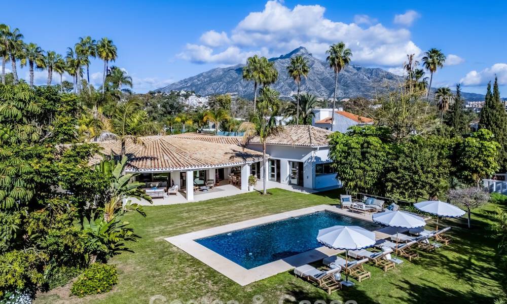 Villa traditionnelle espagnole de luxe à vendre, sur une deuxième ligne de golf dans un quartier résidentiel prestigieux de Nueva Andalucia, Marbella 775955