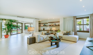 Villa traditionnelle espagnole de luxe à vendre, sur une deuxième ligne de golf dans un quartier résidentiel prestigieux de Nueva Andalucia, Marbella 775959 