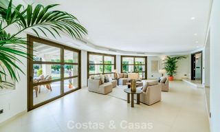 Villa traditionnelle espagnole de luxe à vendre, sur une deuxième ligne de golf dans un quartier résidentiel prestigieux de Nueva Andalucia, Marbella 775960 