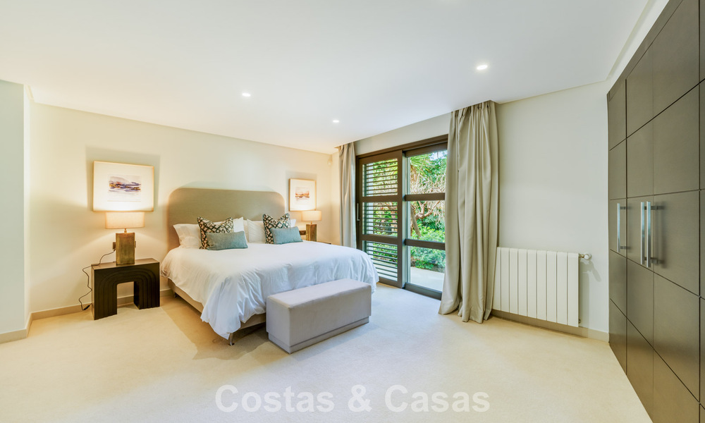 Villa traditionnelle espagnole de luxe à vendre, sur une deuxième ligne de golf dans un quartier résidentiel prestigieux de Nueva Andalucia, Marbella 775962