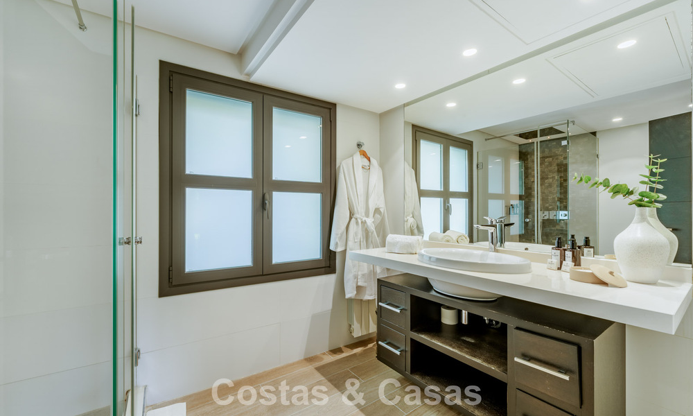 Villa traditionnelle espagnole de luxe à vendre, sur une deuxième ligne de golf dans un quartier résidentiel prestigieux de Nueva Andalucia, Marbella 775963
