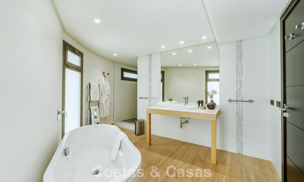 Villa traditionnelle espagnole de luxe à vendre, sur une deuxième ligne de golf dans un quartier résidentiel prestigieux de Nueva Andalucia, Marbella 775965