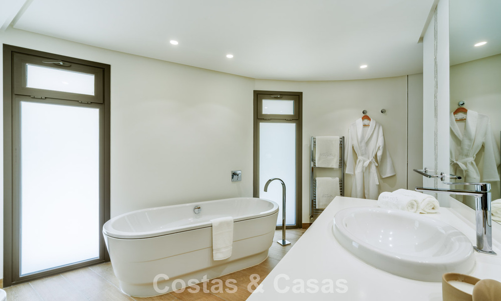 Villa traditionnelle espagnole de luxe à vendre, sur une deuxième ligne de golf dans un quartier résidentiel prestigieux de Nueva Andalucia, Marbella 775966