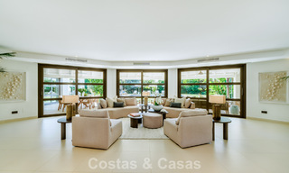 Villa traditionnelle espagnole de luxe à vendre, sur une deuxième ligne de golf dans un quartier résidentiel prestigieux de Nueva Andalucia, Marbella 775969 