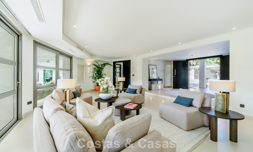 Villa traditionnelle espagnole de luxe à vendre, sur une deuxième ligne de golf dans un quartier résidentiel prestigieux de Nueva Andalucia, Marbella 775970