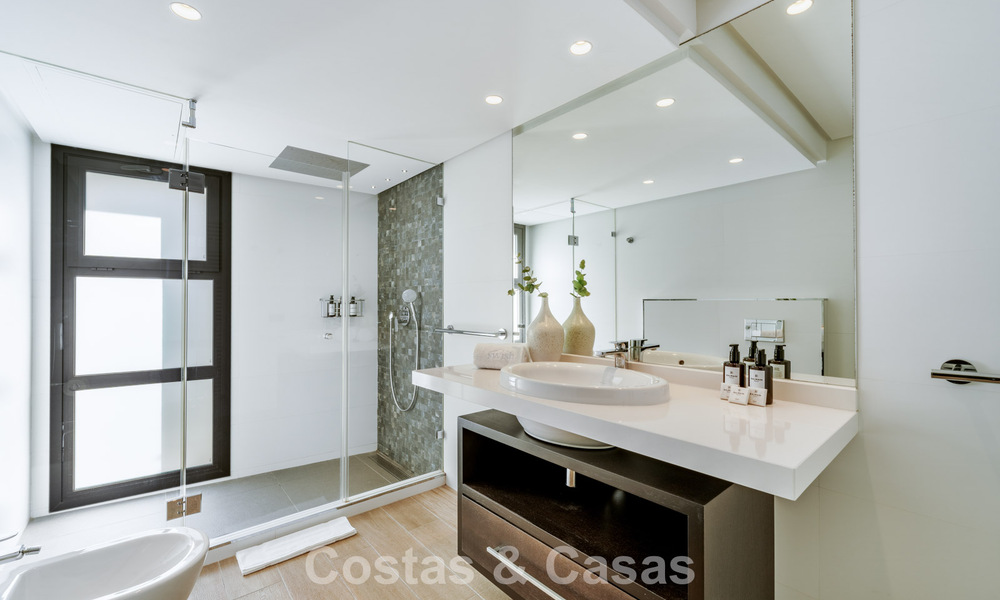 Villa traditionnelle espagnole de luxe à vendre, sur une deuxième ligne de golf dans un quartier résidentiel prestigieux de Nueva Andalucia, Marbella 775976