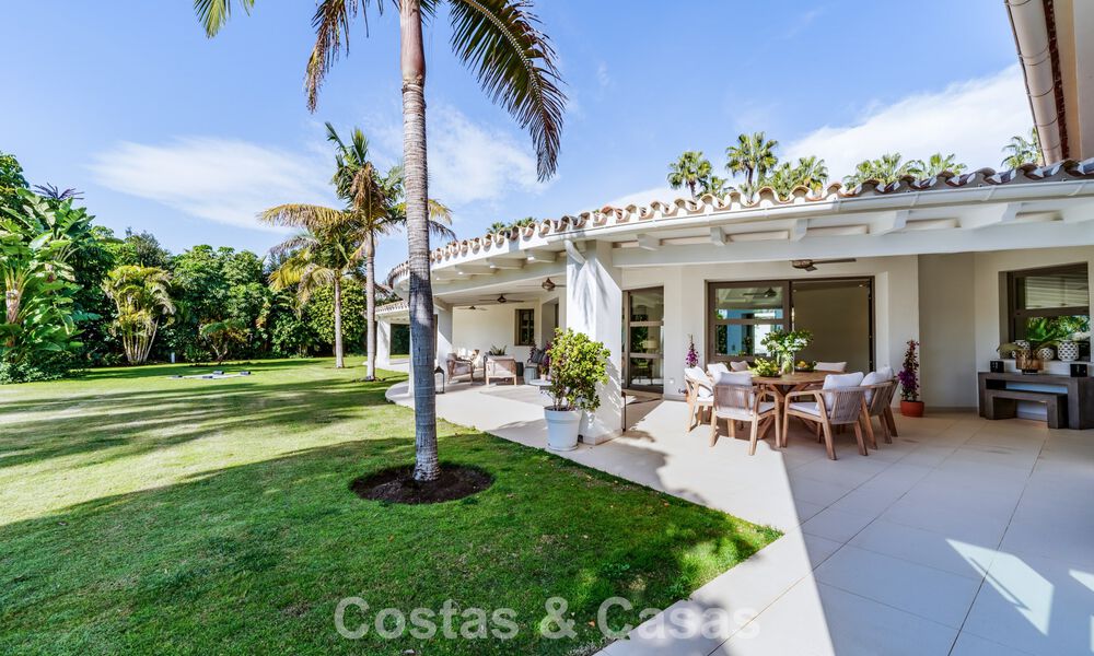 Villa traditionnelle espagnole de luxe à vendre, sur une deuxième ligne de golf dans un quartier résidentiel prestigieux de Nueva Andalucia, Marbella 775978