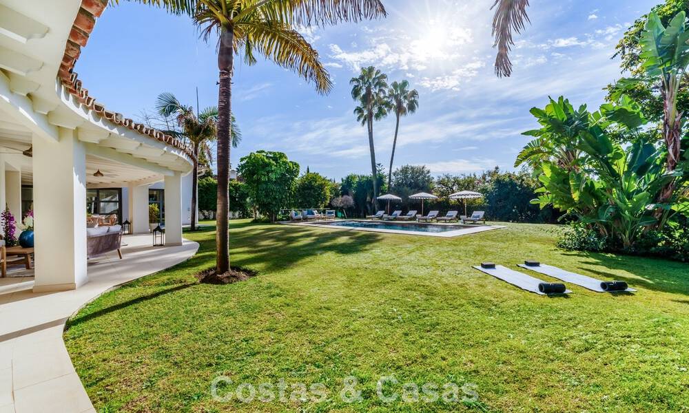 Villa traditionnelle espagnole de luxe à vendre, sur une deuxième ligne de golf dans un quartier résidentiel prestigieux de Nueva Andalucia, Marbella 775981