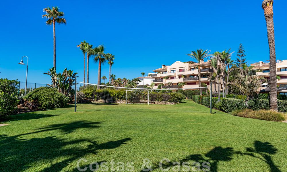 Spacieux appartement rénové à vendre dans un complexe de plage avec vue panoramique sur la mer, sur le nouveau Golden Mile entre Marbella et Estepona 46536