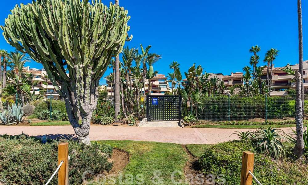 Spacieux appartement rénové à vendre dans un complexe de plage avec vue panoramique sur la mer, sur le nouveau Golden Mile entre Marbella et Estepona 46546
