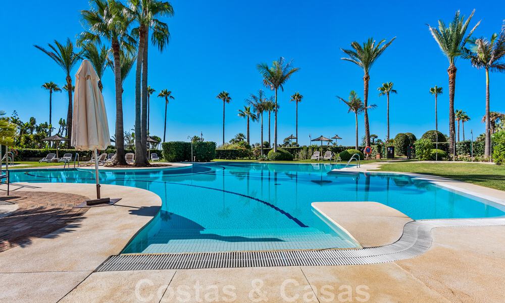 Spacieux appartement rénové à vendre dans un complexe de plage avec vue panoramique sur la mer, sur le nouveau Golden Mile entre Marbella et Estepona 46553