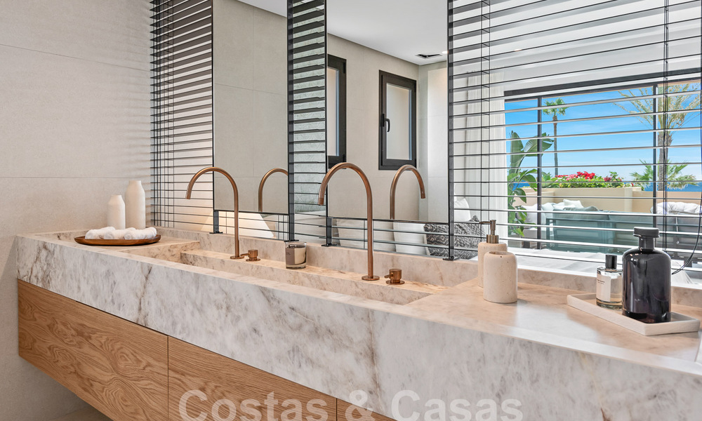 Spacieux appartement rénové à vendre dans un complexe de plage avec vue panoramique sur la mer, sur le nouveau Golden Mile entre Marbella et Estepona 54896