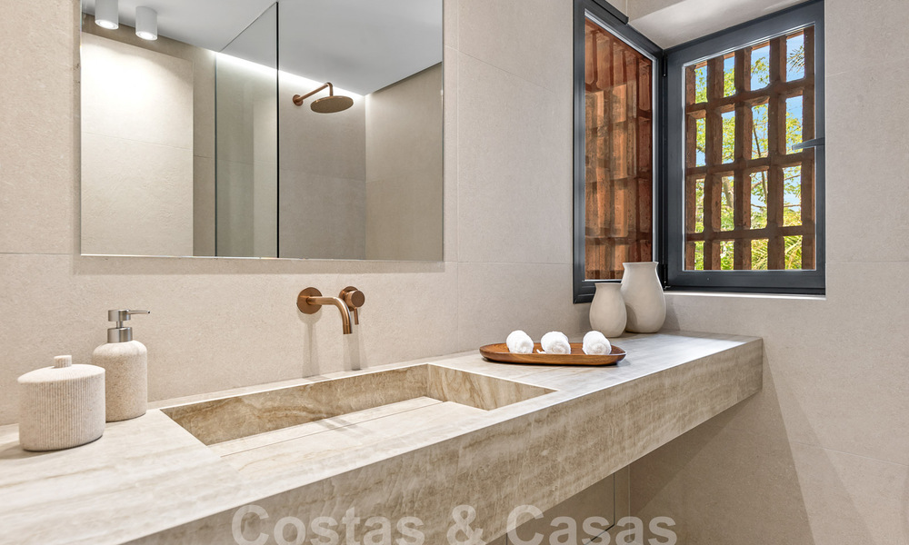 Spacieux appartement rénové à vendre dans un complexe de plage avec vue panoramique sur la mer, sur le nouveau Golden Mile entre Marbella et Estepona 54900