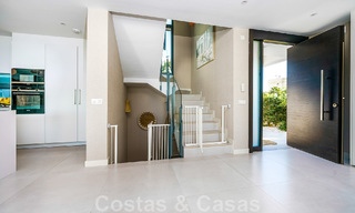 Vente d'une villa prête à emménager à l'architecture contemporaine dans une communauté de villas sécurisée à la frontière de Mijas et de Marbella 46367 