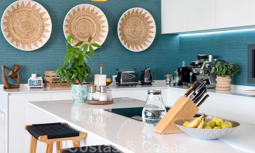 Vente d'une villa prête à emménager à l'architecture contemporaine dans une communauté de villas sécurisée à la frontière de Mijas et de Marbella 46370