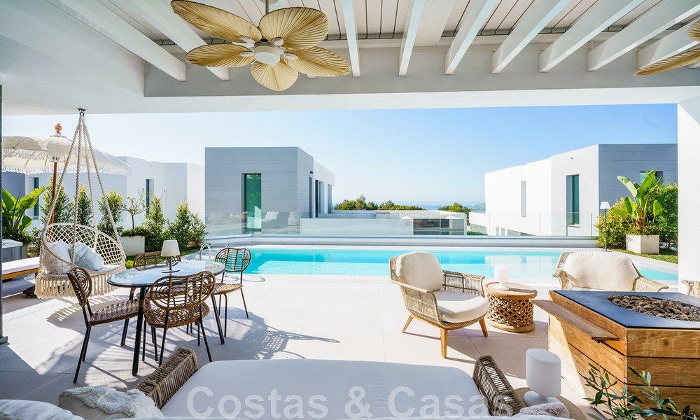 Vente d'une villa prête à emménager à l'architecture contemporaine dans une communauté de villas sécurisée à la frontière de Mijas et de Marbella 46400