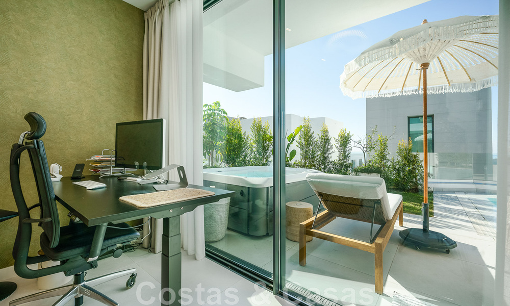 Vente d'une villa prête à emménager à l'architecture contemporaine dans une communauté de villas sécurisée à la frontière de Mijas et de Marbella 46418