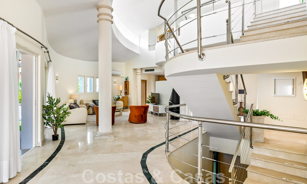 Spacieuse villa de style architectural méditerranéen authentique à vendre avec vue sur la mer dans un complexe de golf cinq étoiles à Benahavis - Marbella 46648