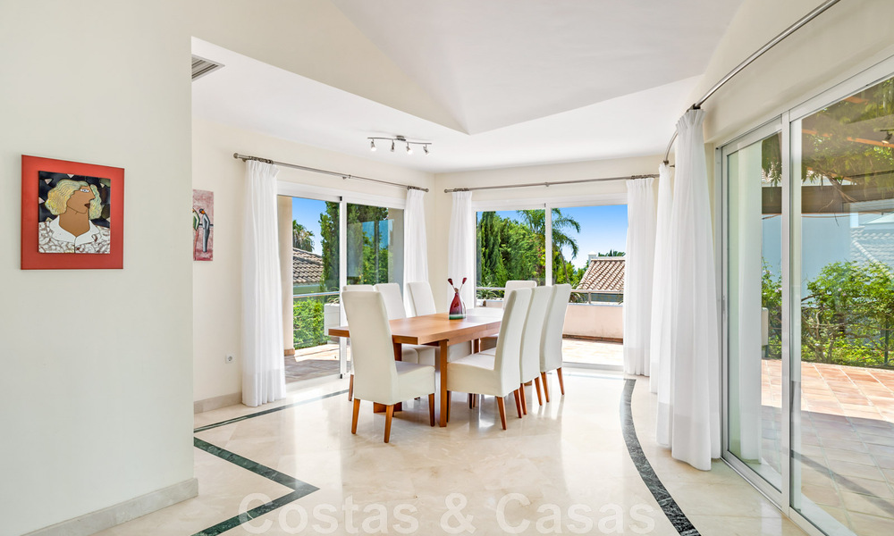 Spacieuse villa de style architectural méditerranéen authentique à vendre avec vue sur la mer dans un complexe de golf cinq étoiles à Benahavis - Marbella 46650