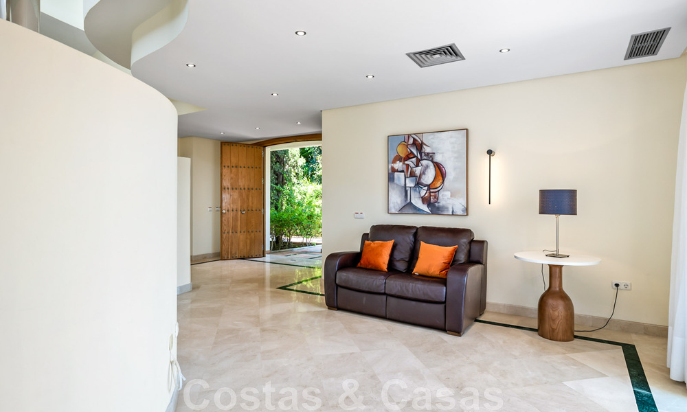 Spacieuse villa de style architectural méditerranéen authentique à vendre avec vue sur la mer dans un complexe de golf cinq étoiles à Benahavis - Marbella 46655