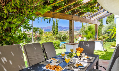 Spacieuse villa de style architectural méditerranéen authentique à vendre avec vue sur la mer dans un complexe de golf cinq étoiles à Benahavis - Marbella 46671