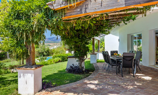 Spacieuse villa de style architectural méditerranéen authentique à vendre avec vue sur la mer dans un complexe de golf cinq étoiles à Benahavis - Marbella 46677 