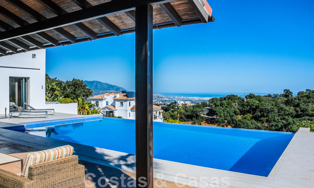 Villa individuelle à vendre en position élevée, avec vue panoramique sur la montagne et la mer, dans une urbanisation exclusive de Marbella Est 46945