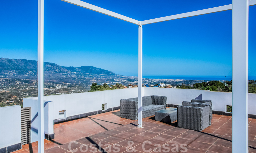 Villa individuelle à vendre en position élevée, avec vue panoramique sur la montagne et la mer, dans une urbanisation exclusive de Marbella Est 46947