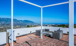 Villa individuelle à vendre en position élevée, avec vue panoramique sur la montagne et la mer, dans une urbanisation exclusive de Marbella Est 46947 