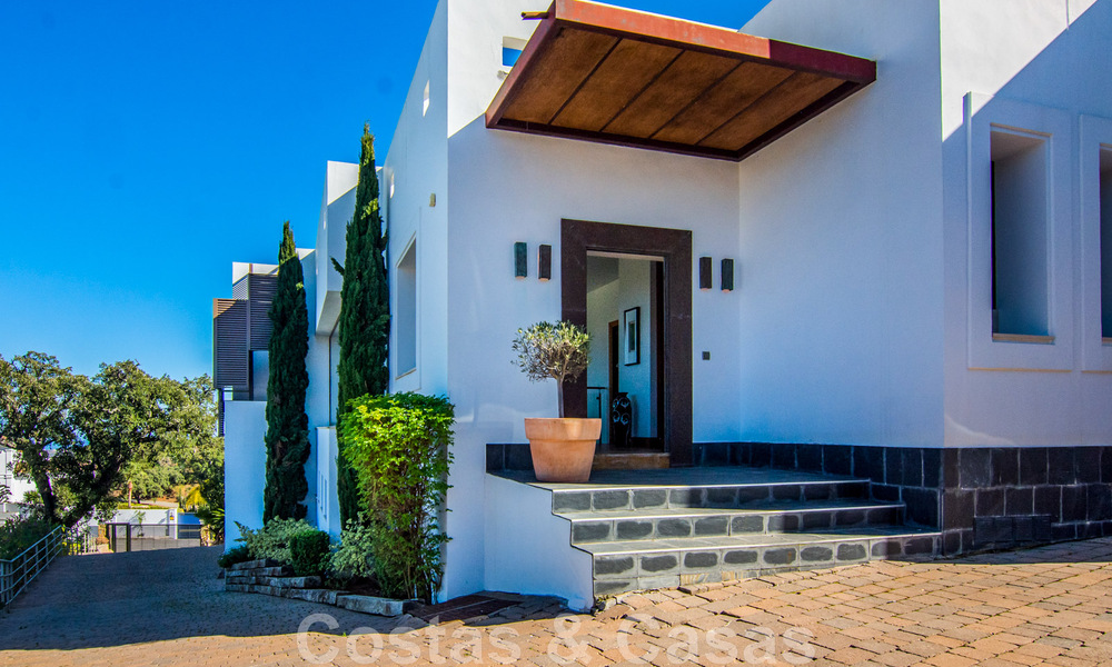 Villa individuelle à vendre en position élevée, avec vue panoramique sur la montagne et la mer, dans une urbanisation exclusive de Marbella Est 46949