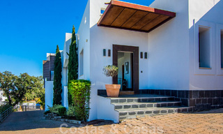 Villa individuelle à vendre en position élevée, avec vue panoramique sur la montagne et la mer, dans une urbanisation exclusive de Marbella Est 46949 