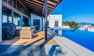 Villa individuelle à vendre en position élevée, avec vue panoramique sur la montagne et la mer, dans une urbanisation exclusive de Marbella Est 46951 