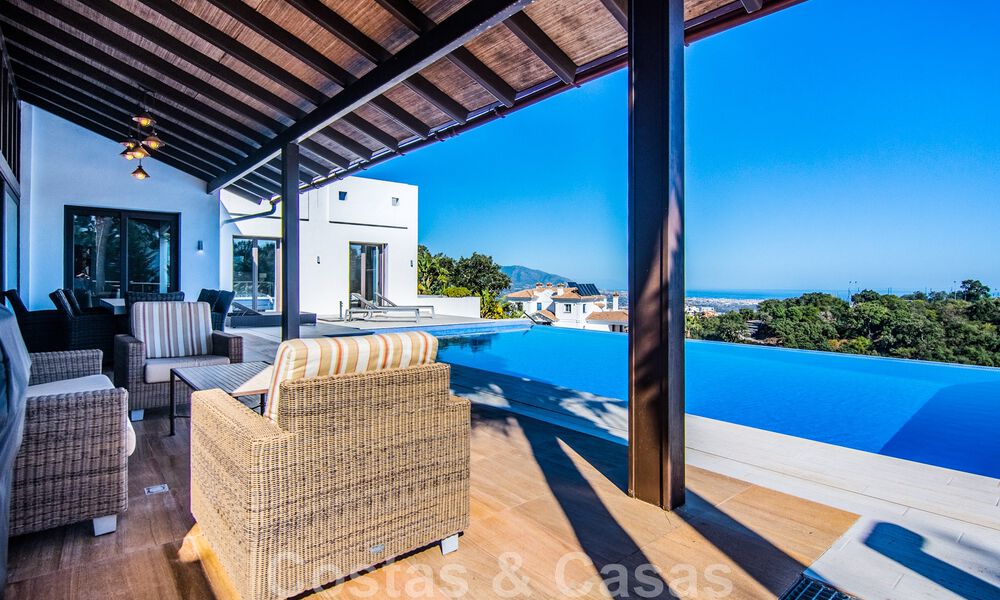 Villa individuelle à vendre en position élevée, avec vue panoramique sur la montagne et la mer, dans une urbanisation exclusive de Marbella Est 46952