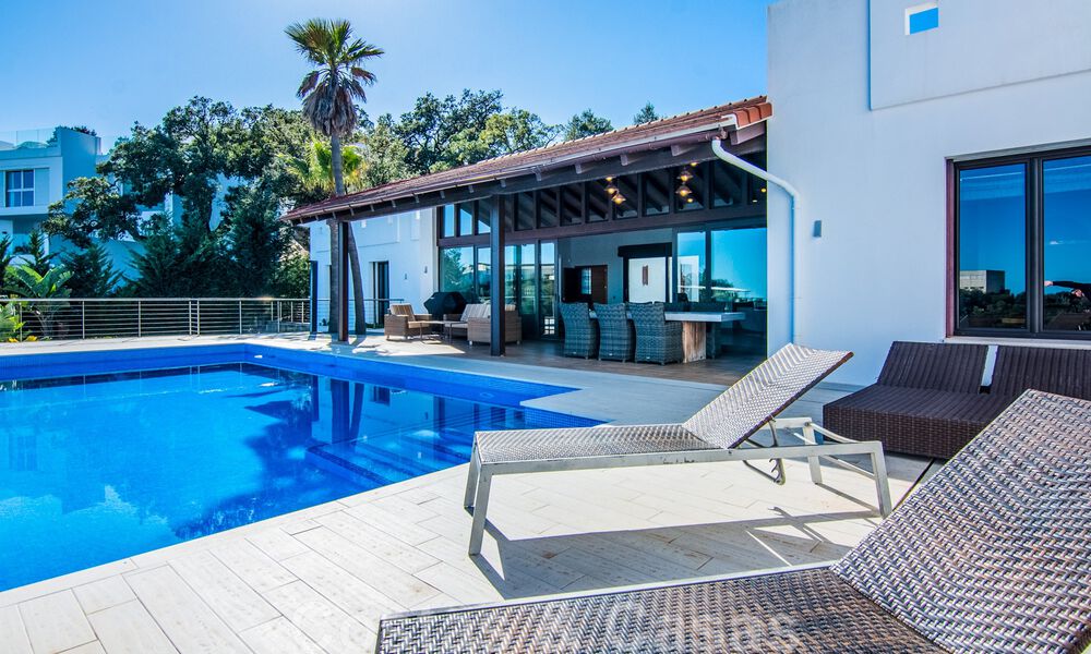Villa individuelle à vendre en position élevée, avec vue panoramique sur la montagne et la mer, dans une urbanisation exclusive de Marbella Est 46953