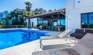Villa individuelle à vendre en position élevée, avec vue panoramique sur la montagne et la mer, dans une urbanisation exclusive de Marbella Est 46953 
