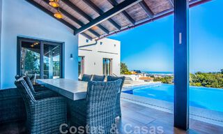 Villa individuelle à vendre en position élevée, avec vue panoramique sur la montagne et la mer, dans une urbanisation exclusive de Marbella Est 46954 