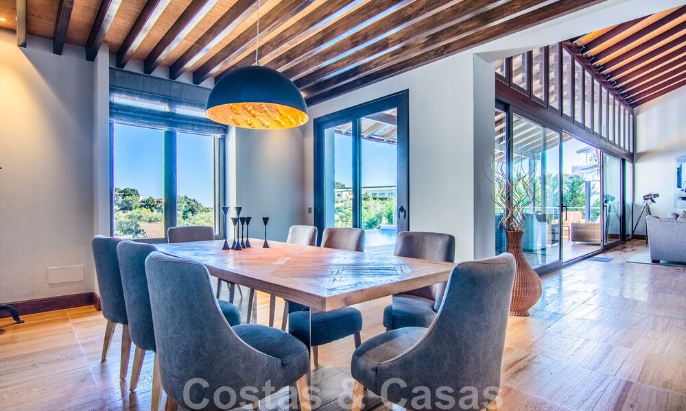 Villa individuelle à vendre en position élevée, avec vue panoramique sur la montagne et la mer, dans une urbanisation exclusive de Marbella Est 46955